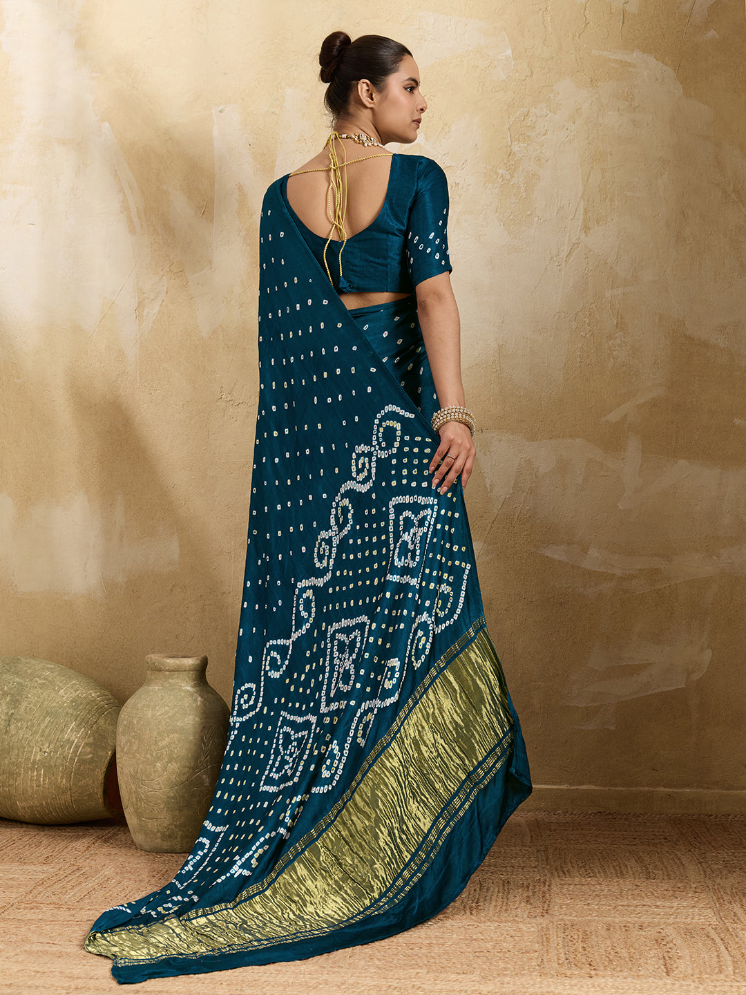 A blue saree with bandhani print and a lagdi patla pallu,