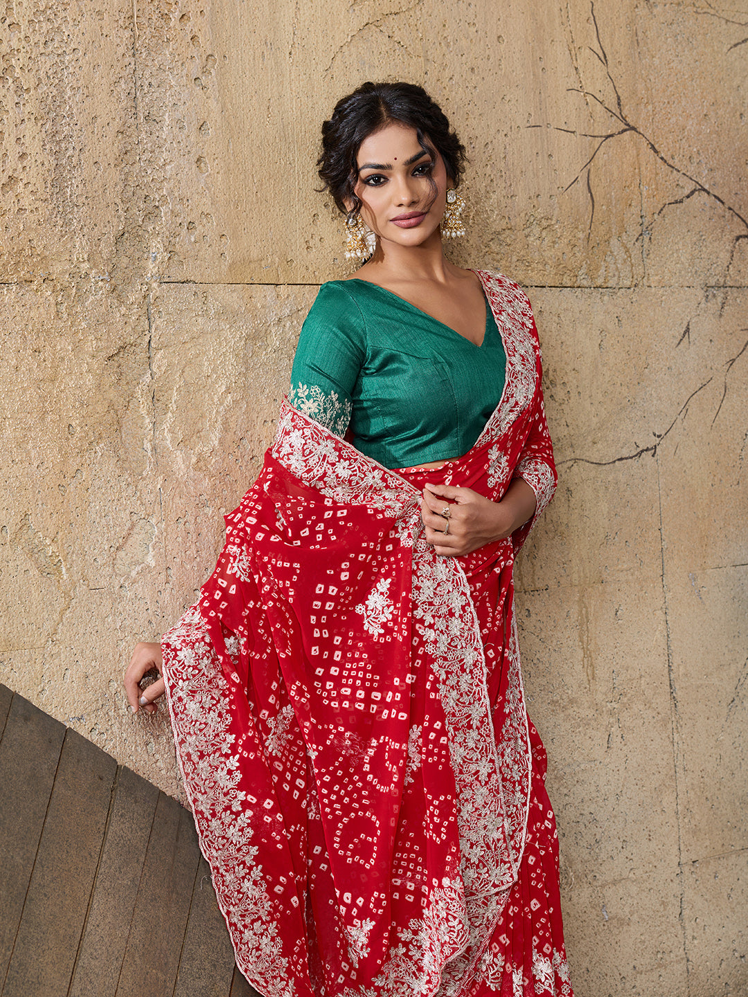 Buy Bandhani Saree With Elegant Peturn Work