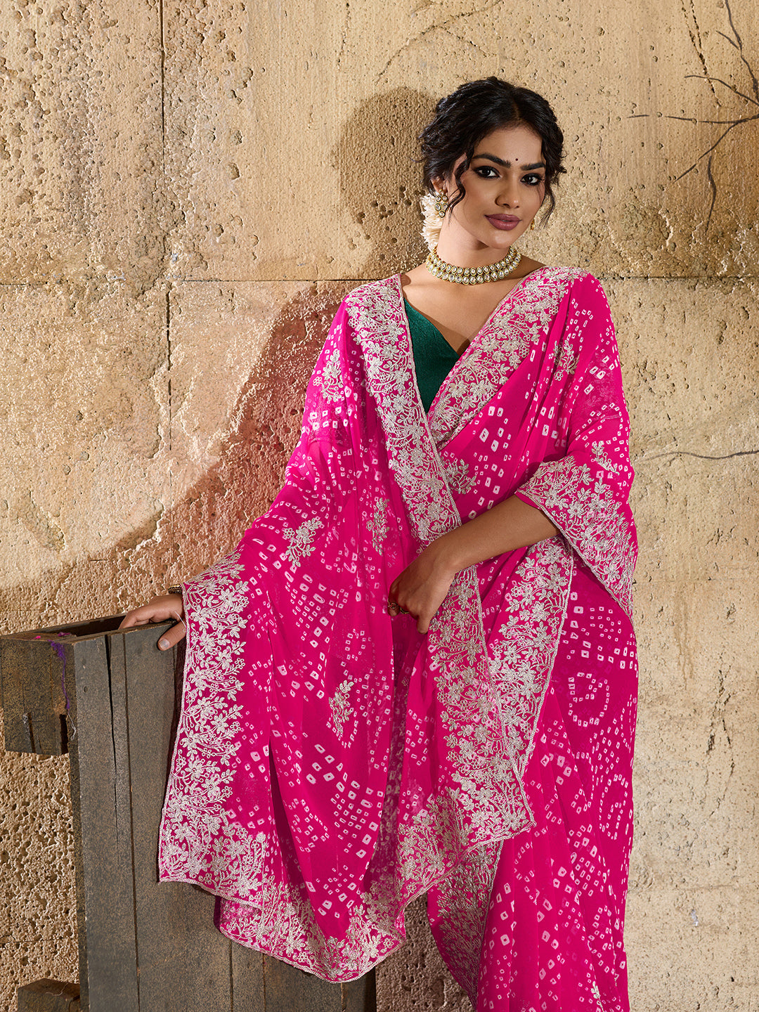 Buy Bandhani Saree With Elegant Peturn Work
