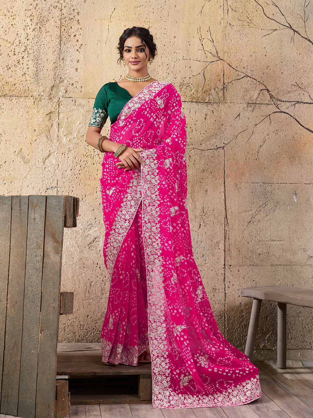 Buy Bandhani Saree With Elegant Peturn Work